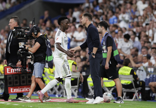 阿隆索下课内幕曝光！更衣室内讧，1.8亿巨星施压，佛爷忍痛换人|哈维·阿隆索|皇马|哈维-阿隆索|皇家马德里|哈维_新浪体育_新浪新闻