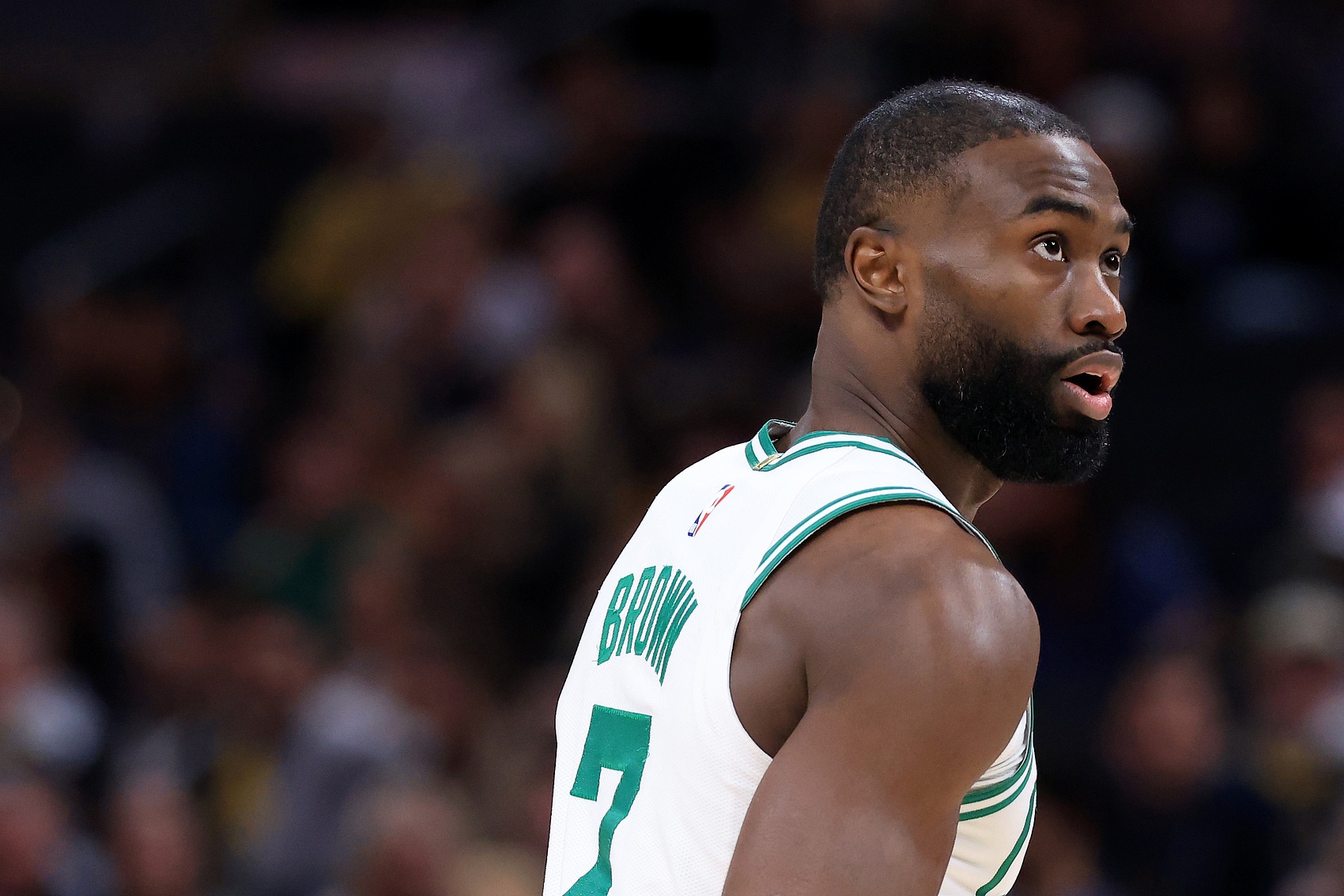 开云体育app-今儿不在状态啊！杰伦·布朗半场9投仅3中&amp;有4失误 正负值-17