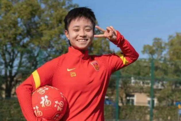 武汉江大女足为张琳艳留洋送祝福 李磊：欢迎欢迎