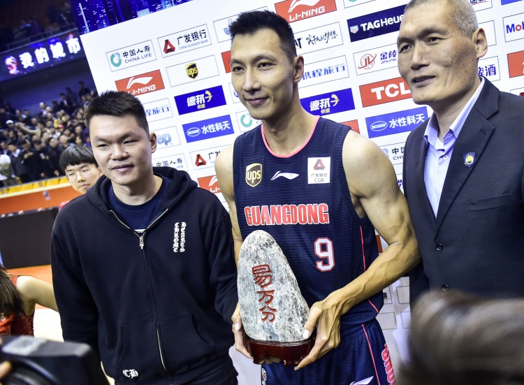 7年前的今天：广东男篮球星易建联迎来CBA万分里程碑