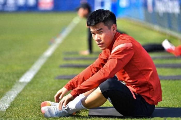 意外！他可能成大连英博本赛季首位主力难保的功勋球员，引发热议|宋岳|李昂|中卫|保级|于根伟_新浪体育_新浪新闻