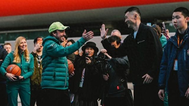 开云登录入口地址-王牌对王牌！上海球迷挂念的刘炜和F1世界冠军阿隆索打篮球，谁会赢？